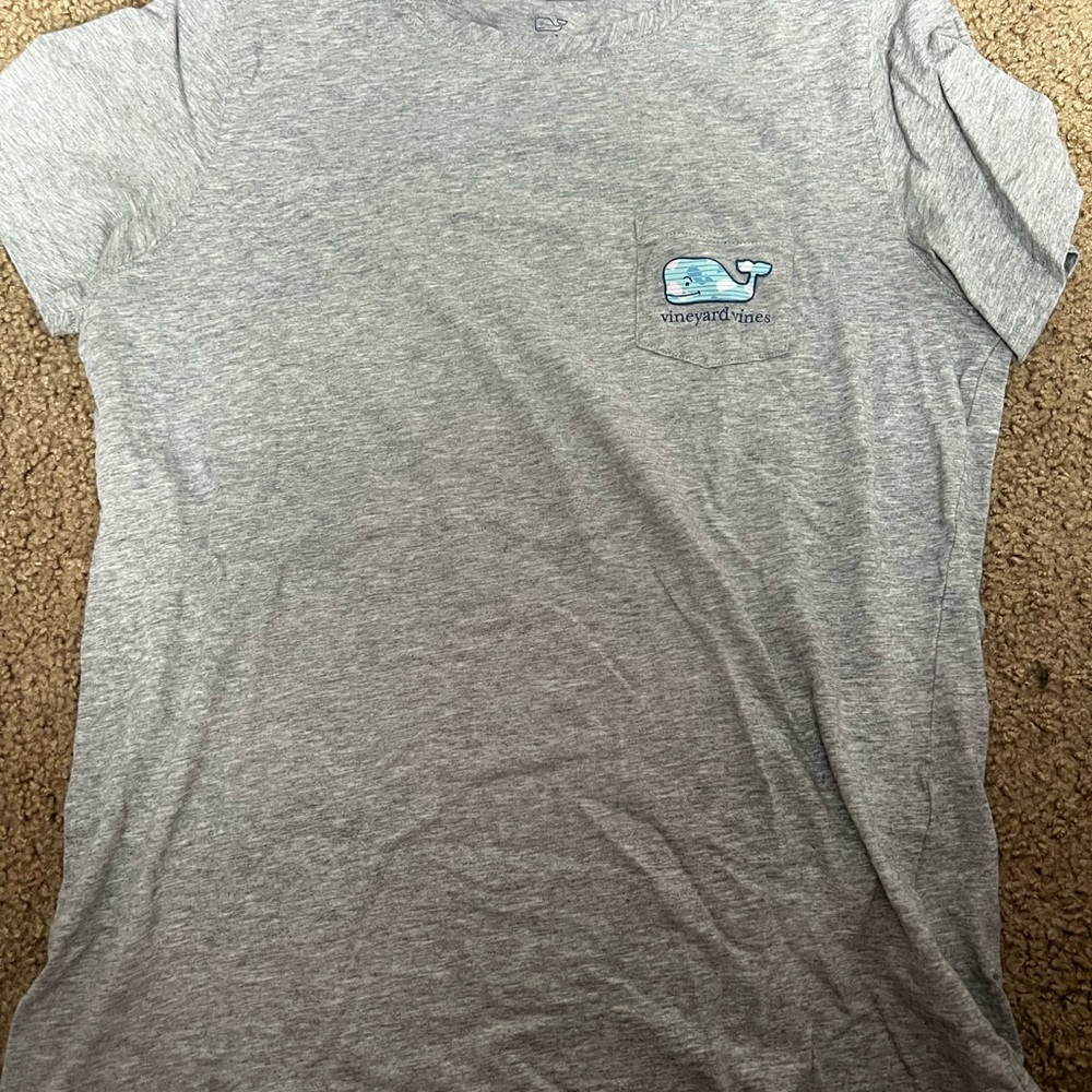 Gray shirt sleeve t-shirt.